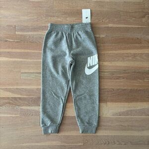 Boys grey nike logo jogger sweatpants size 5 nwt